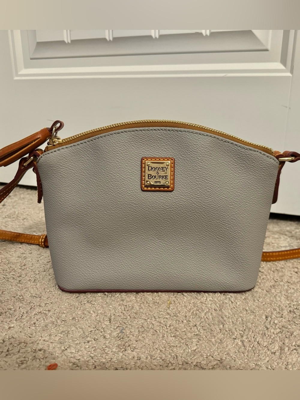 Pretty Dooney & Bourke gray pebbled leather zip close crossbody bag purse new